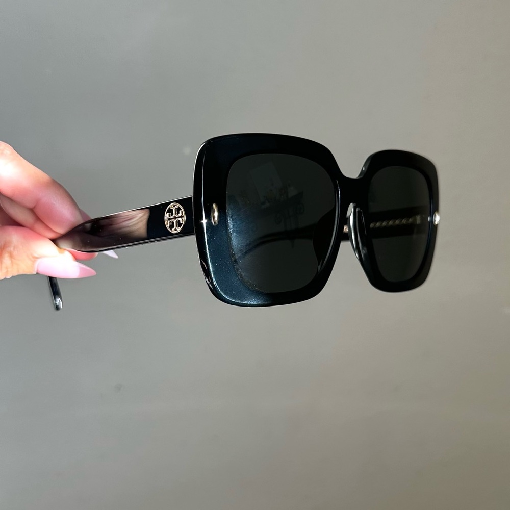 TORY BURCH MILLER OVERSIZED SQUARE FRAME SUNGLASSES/ BLACK Designer Sunglasses - Picture 10 of 16